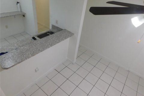 Condo in Miami, Florida, 2 bedrooms  № 1978030 - photo 3