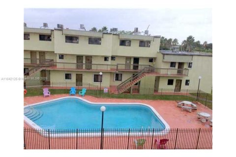 Condo in Miami, Florida, 2 bedrooms  № 1978030 - photo 16