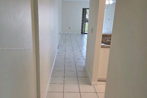 Condo in Miami, Florida, 2 bedrooms  № 1978030 - photo 5