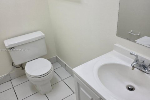Condo in Miami, Florida, 2 bedrooms  № 1978030 - photo 4