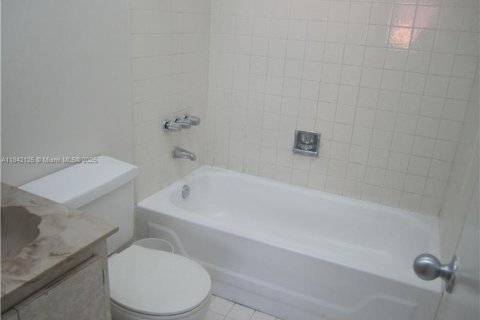 Condo in Miami, Florida, 2 bedrooms  № 1978030 - photo 12