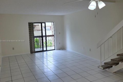Condo in Miami, Florida, 2 bedrooms  № 1978030 - photo 7