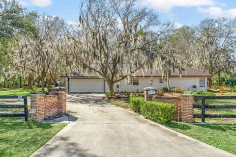 House in Ocala, Florida 3 bedrooms, 223.43 sq.m. № 2100761