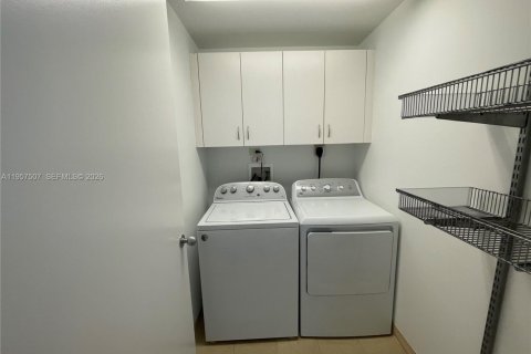 Condominio en alquiler en Miami, Florida, 2 dormitorios, 129.78 m2 № 2011467 - foto 5