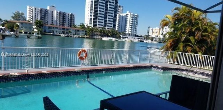 Condominio en North Bay Village, Florida, 2 dormitorios  № 1695026