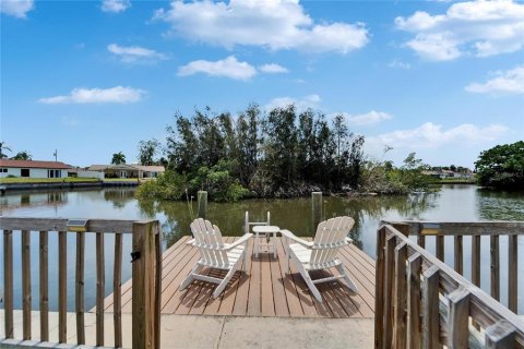 House in Tampa, Florida 3 bedrooms, 125.42 sq.m. № 1649417 - photo 1