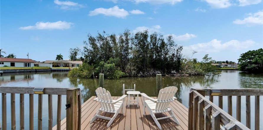 House in Tampa, Florida 3 bedrooms, 125.42 sq.m. № 1649417