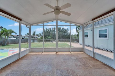 House in Tampa, Florida 3 bedrooms, 125.42 sq.m. № 1649417 - photo 25