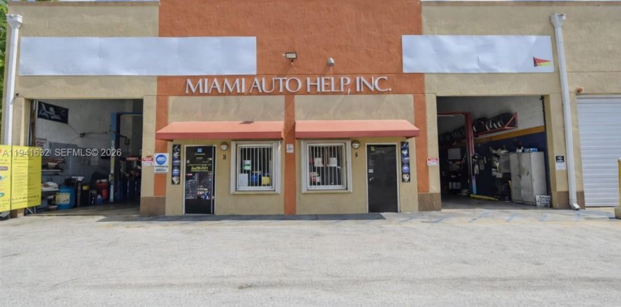 Commercial property in Miami, Florida № 1998911