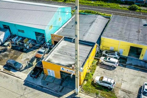 Commercial property in West Palm Beach, Florida № 2169834 - photo 4