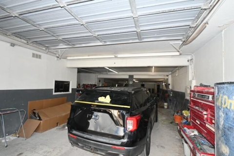 Commercial property in West Palm Beach, Florida № 2169834 - photo 9