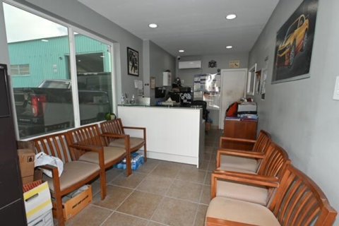 Commercial property in West Palm Beach, Florida № 2169834 - photo 8