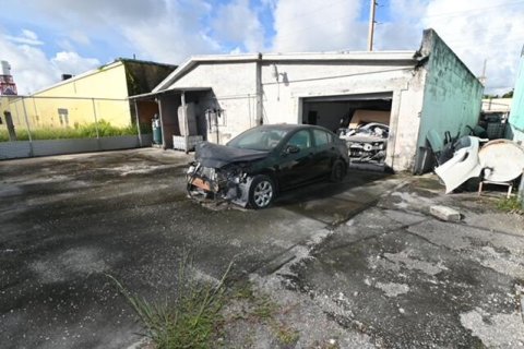 Commercial property in West Palm Beach, Florida № 2169834 - photo 14