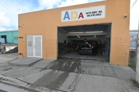 Commercial property in West Palm Beach, Florida № 2169834