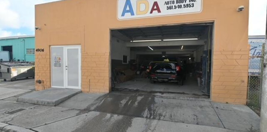 Commercial property in West Palm Beach, Florida № 2169834