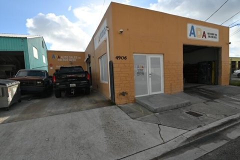 Commercial property in West Palm Beach, Florida № 2169834 - photo 3