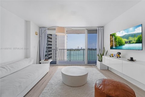 Condo in North Bay Village, Florida, 2 bedrooms  № 2017532 - photo 24