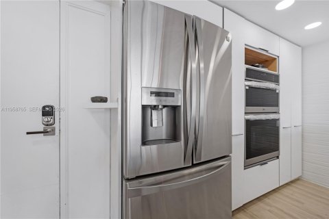 Condo in North Bay Village, Florida, 2 bedrooms  № 2017532 - photo 3