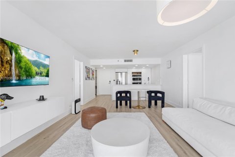 Condo in North Bay Village, Florida, 2 bedrooms  № 2017532 - photo 6