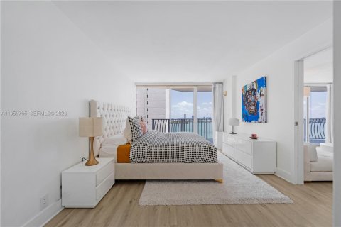 Condo in North Bay Village, Florida, 2 bedrooms  № 2017532 - photo 15