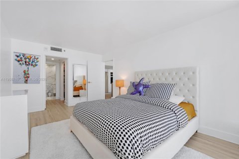 Condo in North Bay Village, Florida, 2 bedrooms  № 2017532 - photo 18