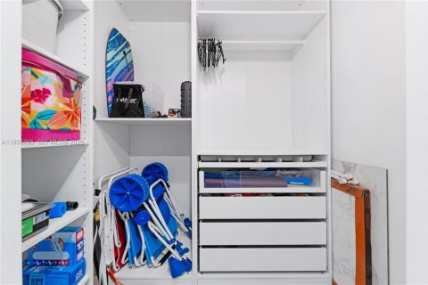 Condo in North Bay Village, Florida, 2 bedrooms  № 2017532 - photo 21