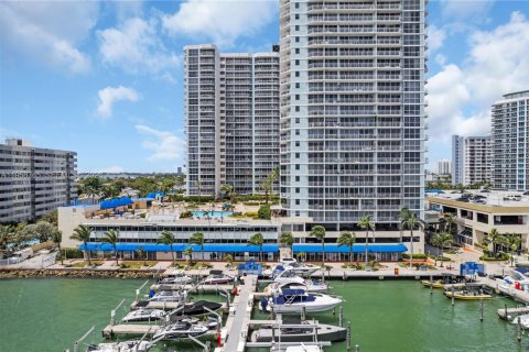 Condo in North Bay Village, Florida, 2 bedrooms  № 2017532 - photo 25