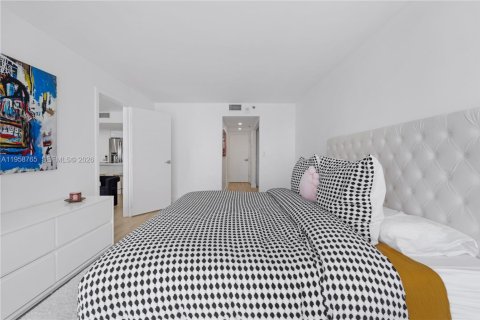 Condo in North Bay Village, Florida, 2 bedrooms  № 2017532 - photo 10