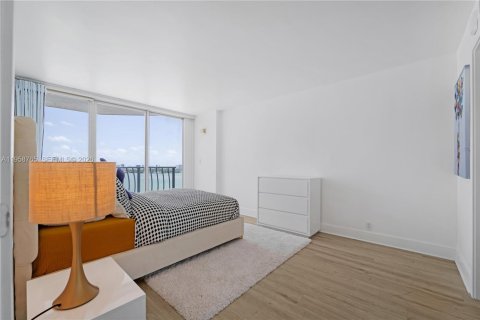 Condo in North Bay Village, Florida, 2 bedrooms  № 2017532 - photo 16