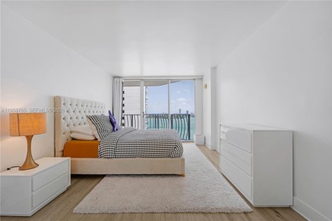 Condo in North Bay Village, Florida, 2 bedrooms  № 2017532 - photo 17