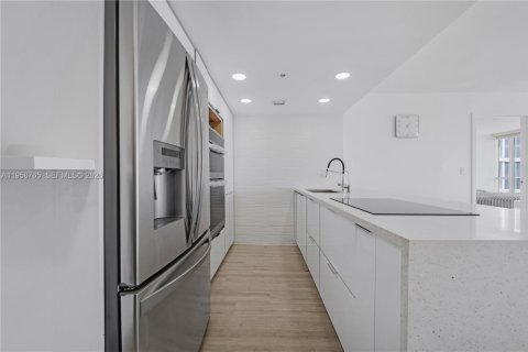 Condo in North Bay Village, Florida, 2 bedrooms  № 2017532 - photo 27