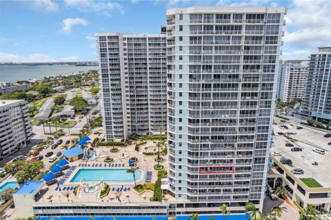 Condo in North Bay Village, Florida, 2 bedrooms  № 2017532 - photo 26