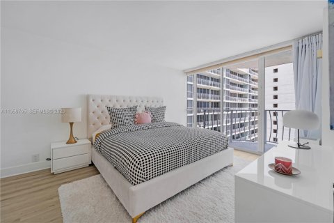 Condo in North Bay Village, Florida, 2 bedrooms  № 2017532 - photo 9