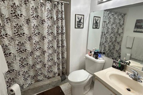 Condo in Pembroke Pines, Florida, 2 bedrooms  № 1854817 - photo 11