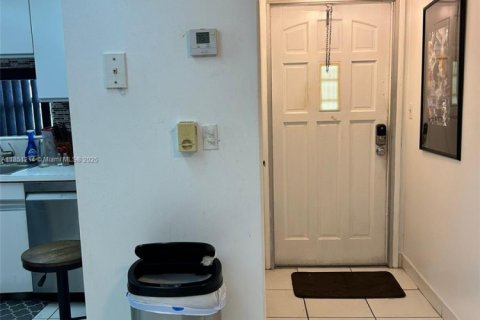 Condo in Pembroke Pines, Florida, 2 bedrooms  № 1854817 - photo 16