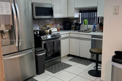 Condo in Pembroke Pines, Florida, 2 bedrooms  № 1854817 - photo 15