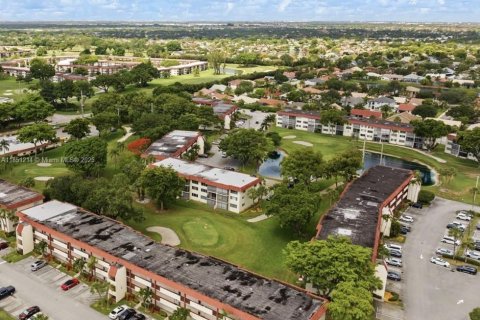 Condo in Pembroke Pines, Florida, 2 bedrooms  № 1854817 - photo 1