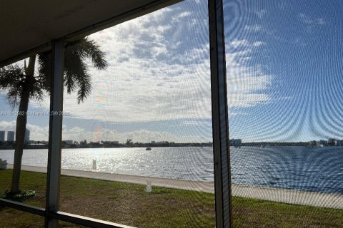 Copropriété à louer à Aventura, Floride: 2 chambres, 100.61 m2 № 2016136 - photo 2