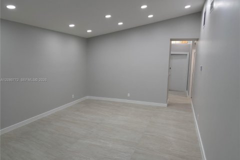 Villa ou maison à louer à Hollywood, Floride: 2 chambres, 92.9 m2 № 2375158 - photo 10