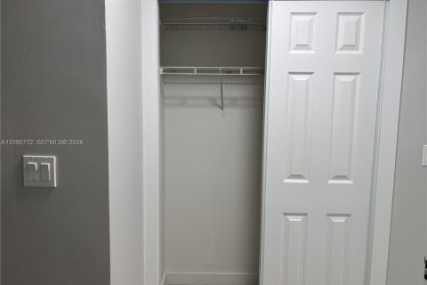 Villa ou maison à louer à Hollywood, Floride: 2 chambres, 92.9 m2 № 2375158 - photo 15