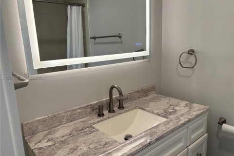 Villa ou maison à louer à Hollywood, Floride: 2 chambres, 92.9 m2 № 2375158 - photo 16