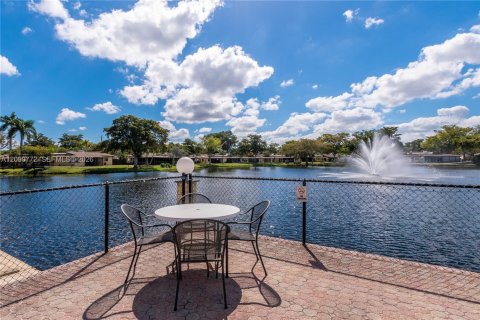 Villa ou maison à louer à Hollywood, Floride: 2 chambres, 92.9 m2 № 2375158 - photo 26