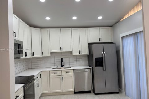 Villa ou maison à louer à Hollywood, Floride: 2 chambres, 92.9 m2 № 2375158 - photo 4