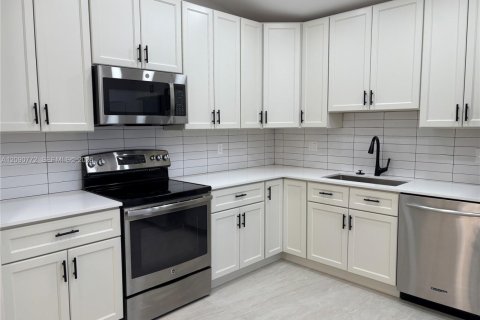 Villa ou maison à louer à Hollywood, Floride: 2 chambres, 92.9 m2 № 2375158 - photo 5
