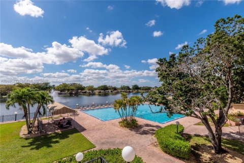 Villa ou maison à louer à Hollywood, Floride: 2 chambres, 92.9 m2 № 2375158 - photo 29