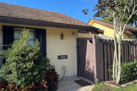 Villa ou maison à louer à Hollywood, Floride: 2 chambres, 92.9 m2 № 2375158 - photo 3