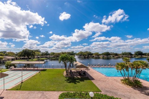 Villa ou maison à louer à Hollywood, Floride: 2 chambres, 92.9 m2 № 2375158 - photo 30