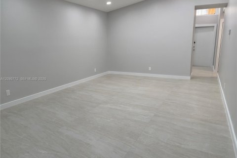 Villa ou maison à louer à Hollywood, Floride: 2 chambres, 92.9 m2 № 2375158 - photo 9