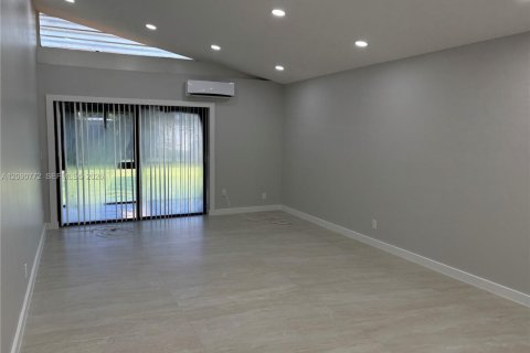Villa ou maison à louer à Hollywood, Floride: 2 chambres, 92.9 m2 № 2375158 - photo 7