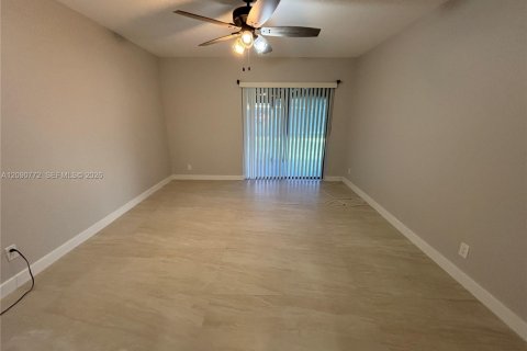 Villa ou maison à louer à Hollywood, Floride: 2 chambres, 92.9 m2 № 2375158 - photo 12